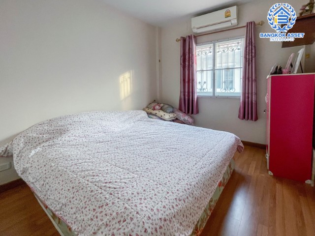 *****ทาวน์เฮ้าส์มือสองย่านนนทบุรี ม.นนท์ณิชา บางใหญ่ บนเนื้อที่มาถึง 21 ตร.ว. ฟังก์ชัน 3 ห้องนอน 2 ห้องน้ำ 1 ที่จอดรถ แถมฟรี! 2 เครื่องปรับอากาศ สภาพดี พร้อมอยู่ เชื่อมต่อถ.กาญจนาภิเษก เดินทางสะดวก ใกล้รถไฟฟ้าสายสีม่วง "สถานีตลาดบางใหญ่" และทางด่วน "ศรีรัช" ราคาสุดคุ้ม!